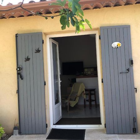 Vila Le Cabanon Des Hirondelles Villecroze Exteriér fotografie