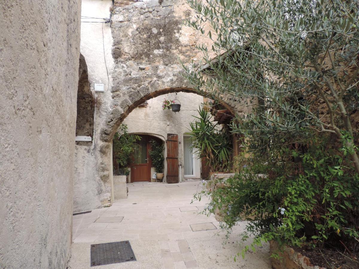Vila Le Cabanon Des Hirondelles Villecroze Exteriér fotografie