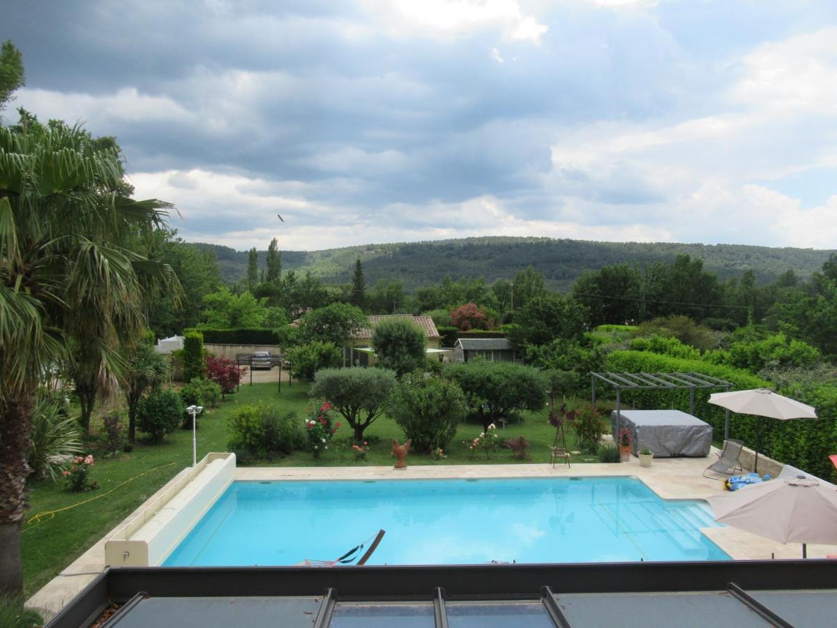 Vila Le Cabanon Des Hirondelles Villecroze Exteriér fotografie