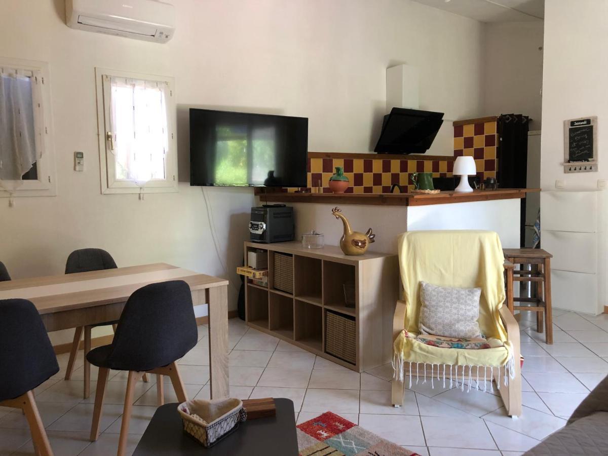 Vila Le Cabanon Des Hirondelles Villecroze Exteriér fotografie
