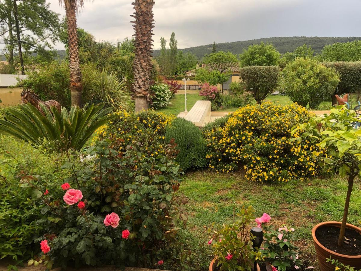 Vila Le Cabanon Des Hirondelles Villecroze Exteriér fotografie